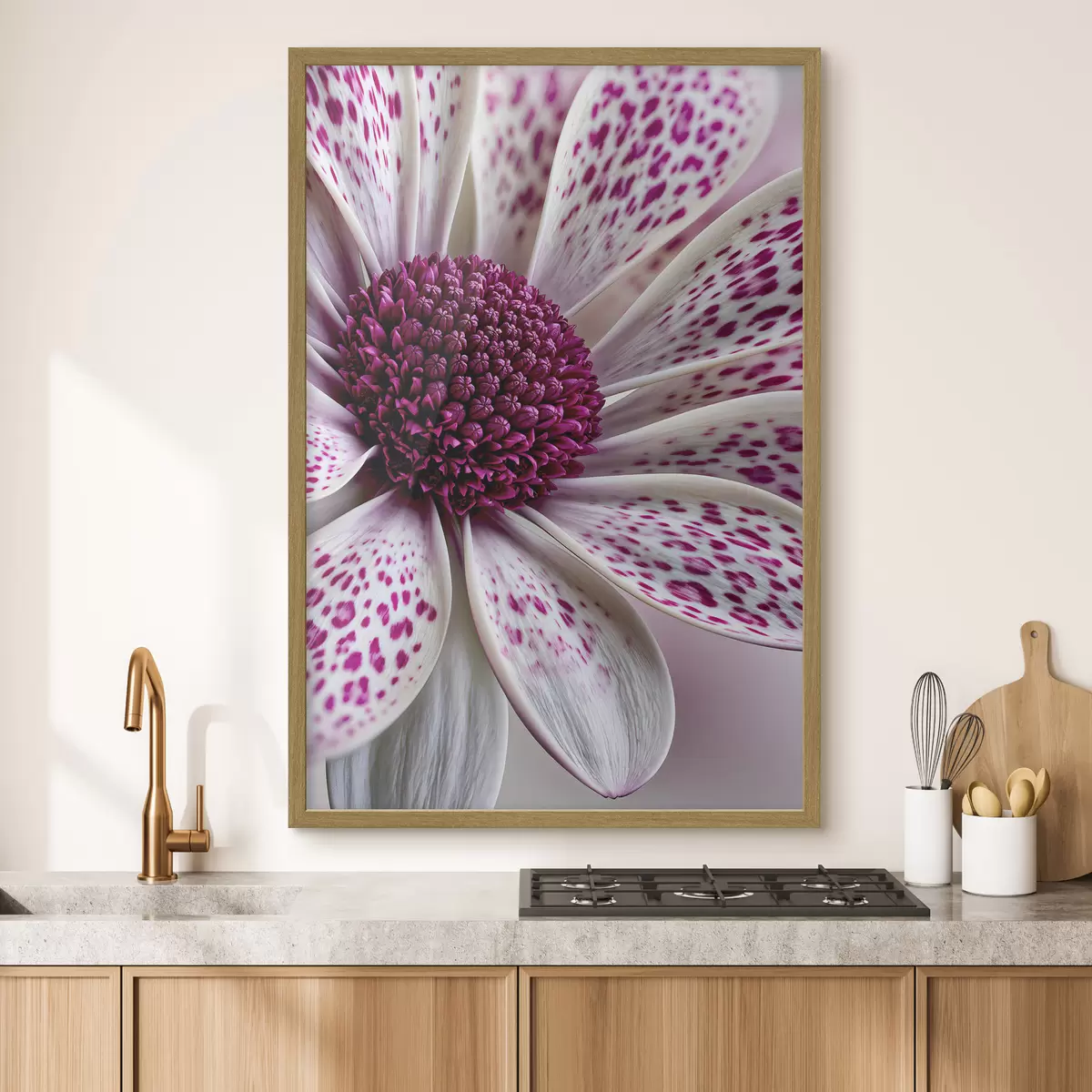 Poster Primo piano di un fiore simile a una margherita con vivaci macchie leopardate color magenta f49865