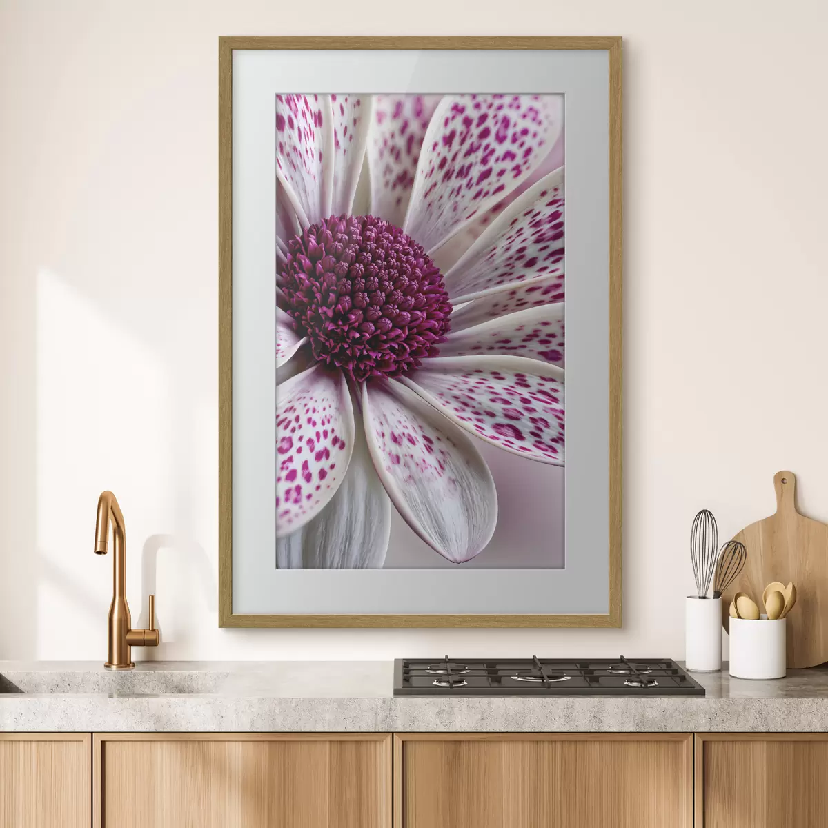 Poster Primo piano di un fiore simile a una margherita con vivaci macchie leopardate color magenta f49865