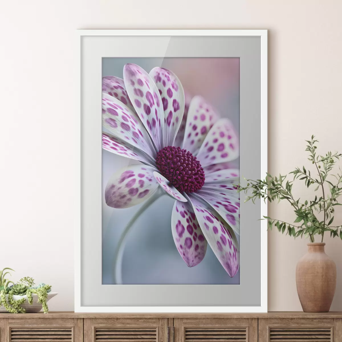 Poster Fiore simile a una margherita con vivaci macchie leopardate color magenta f49866