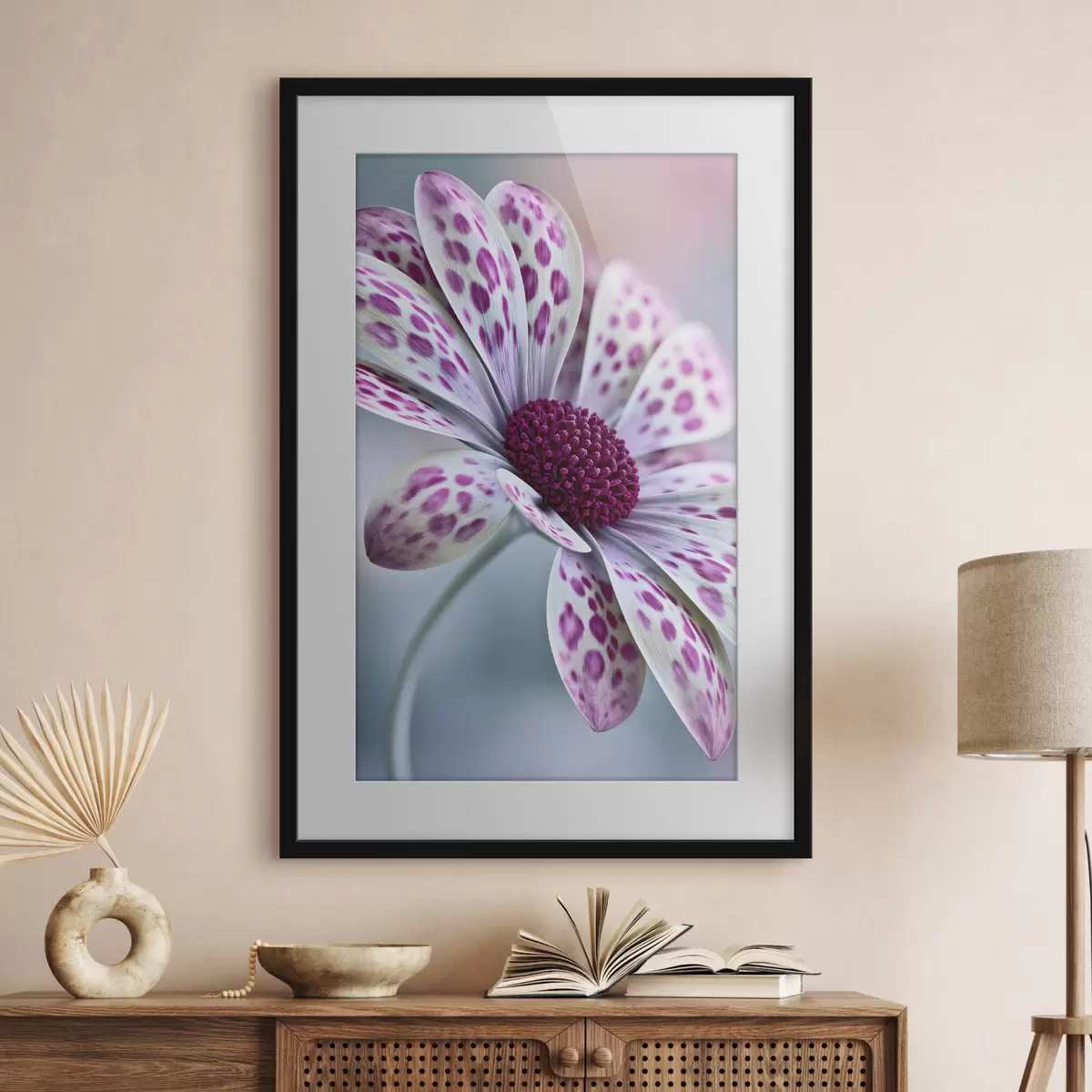 Poster Fiore simile a una margherita con vivaci macchie leopardate color magenta f49866