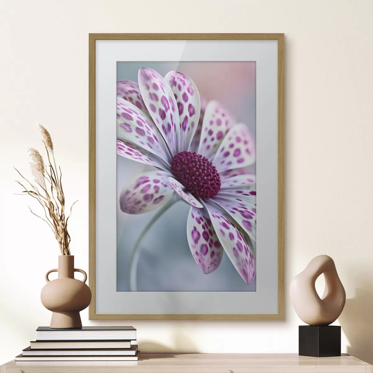 Poster Fiore simile a una margherita con vivaci macchie leopardate color magenta f49866