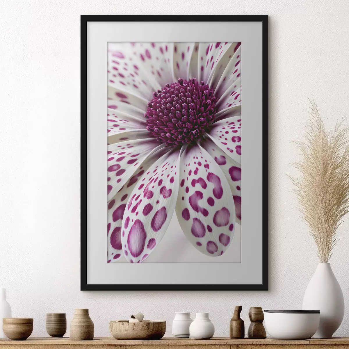 Poster Primo piano di un fiore simile a una margherita con vivaci macchie leopardate color magenta f49867