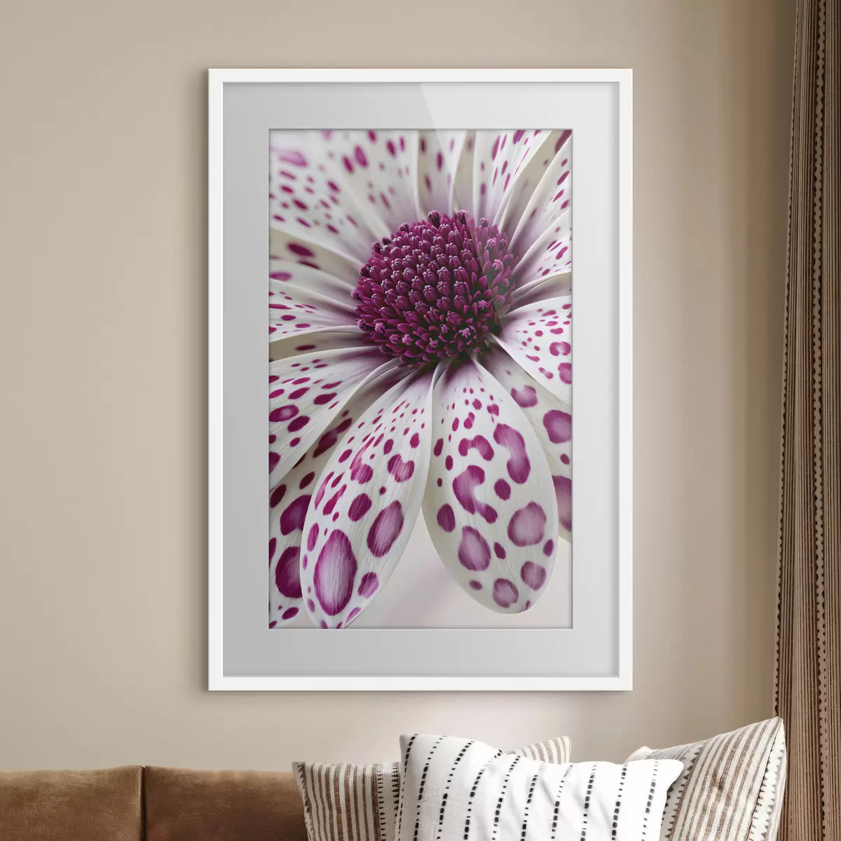 Poster Primo piano di un fiore simile a una margherita con vivaci macchie leopardate color magenta f49867