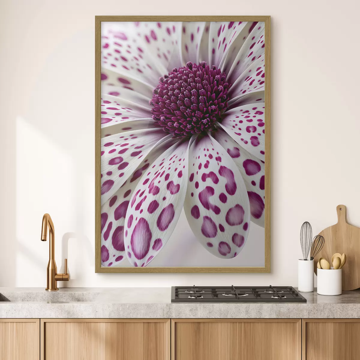 Poster Primo piano di un fiore simile a una margherita con vivaci macchie leopardate color magenta f49867