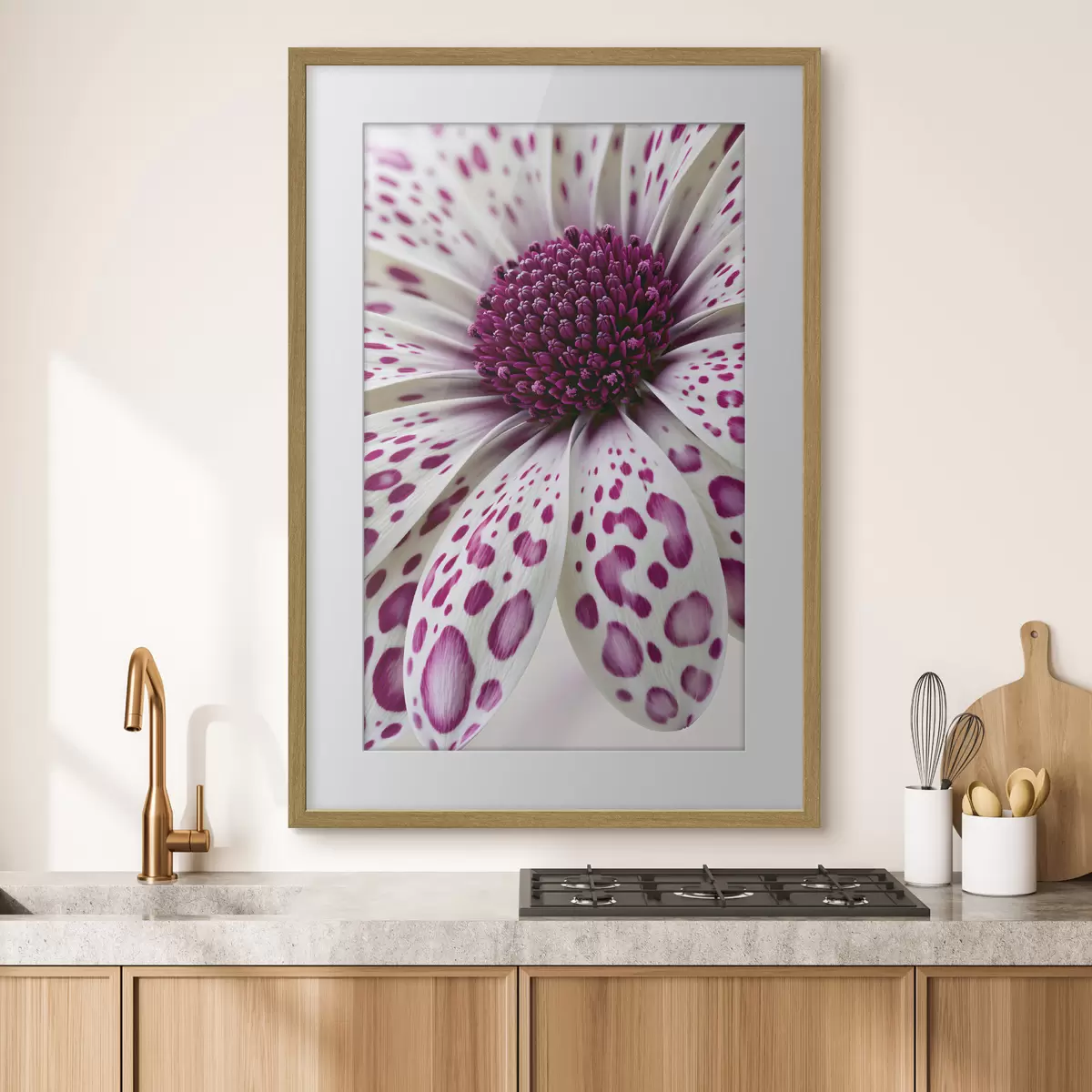 Poster Primo piano di un fiore simile a una margherita con vivaci macchie leopardate color magenta f49867