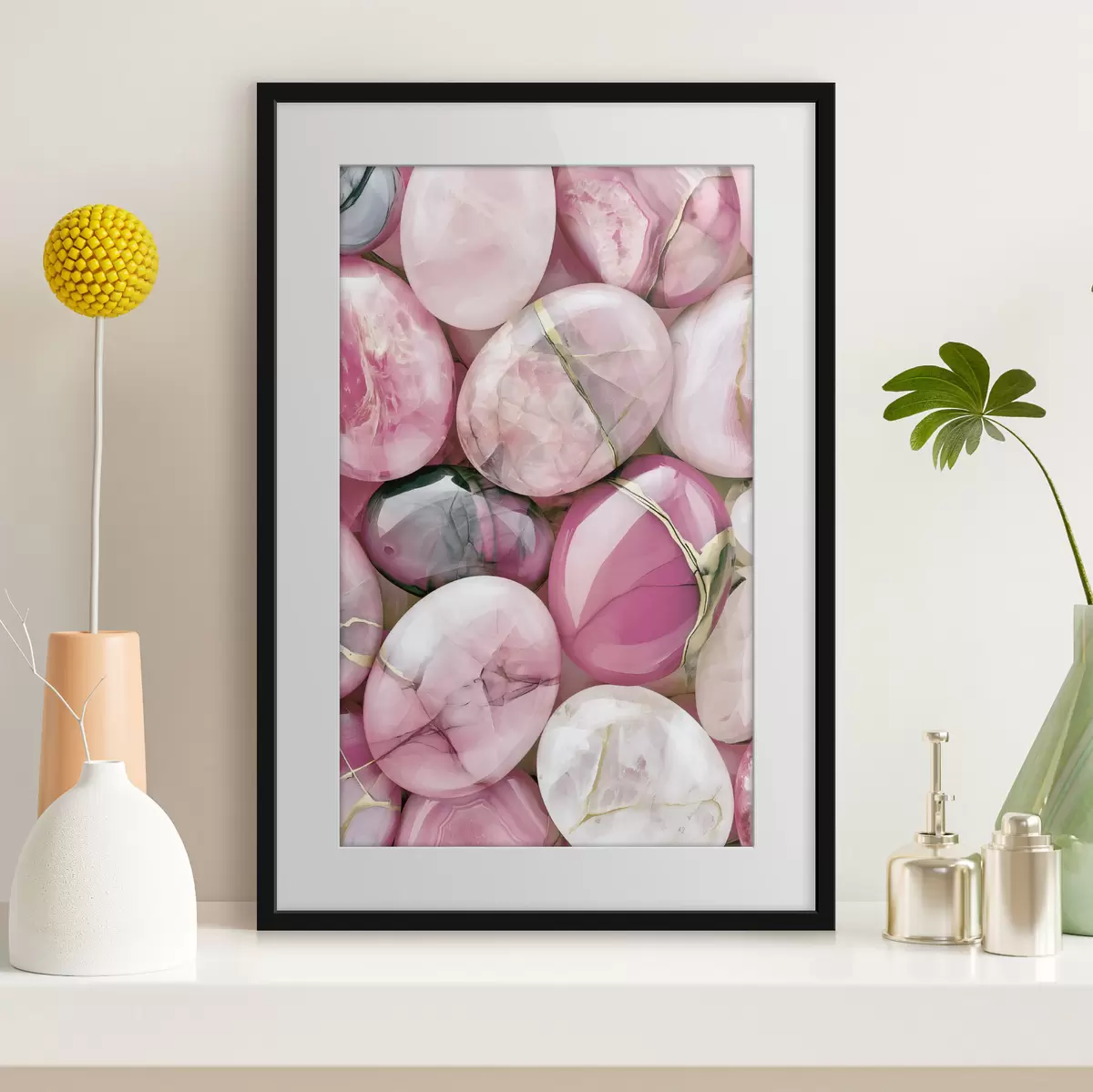 Poster Un'elegante composizione "flat lay" di pietre preziose levigate in varie tonalità di rosa cipria f49872