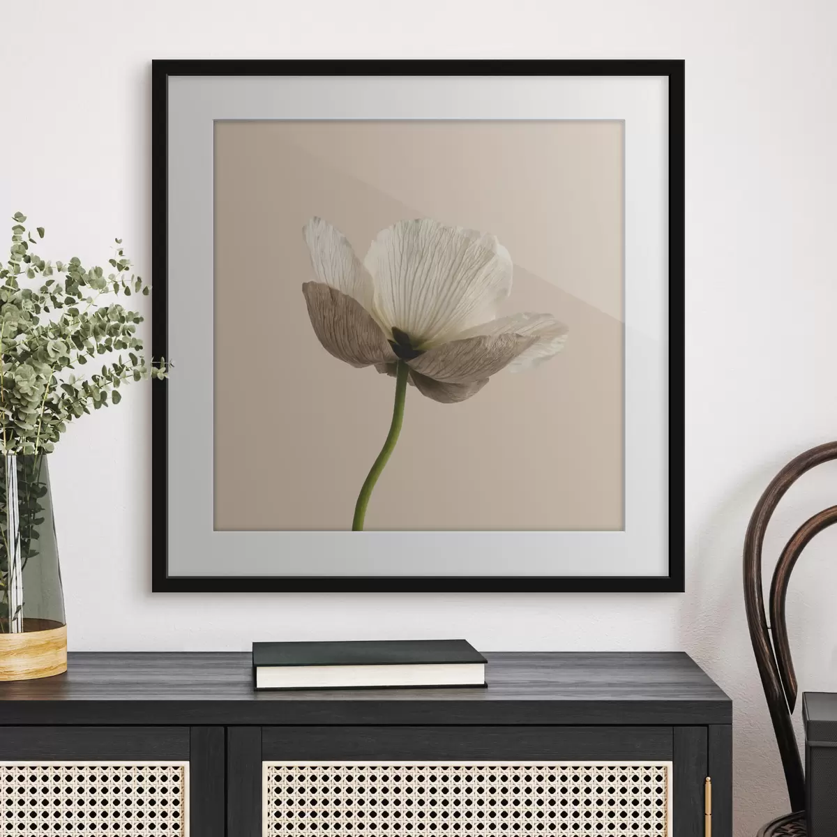 Poster Delicato fiore dai petali traslucidi su sfondo beige, in stile minimalista f49718
