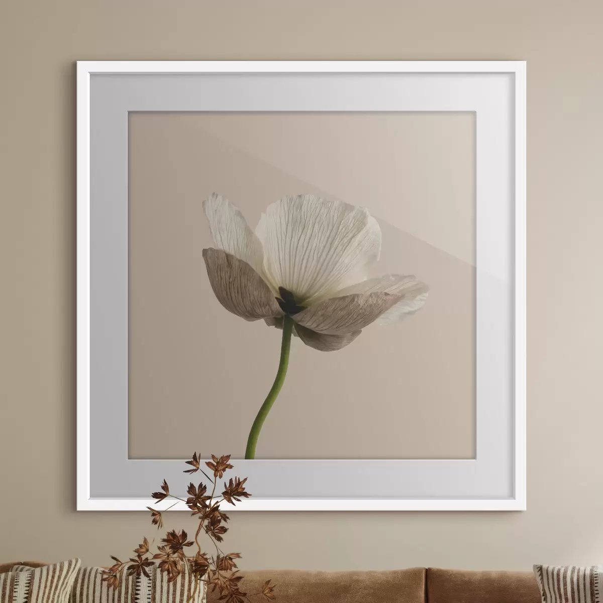 Poster Delicato fiore dai petali traslucidi su sfondo beige, in stile minimalista f49718
