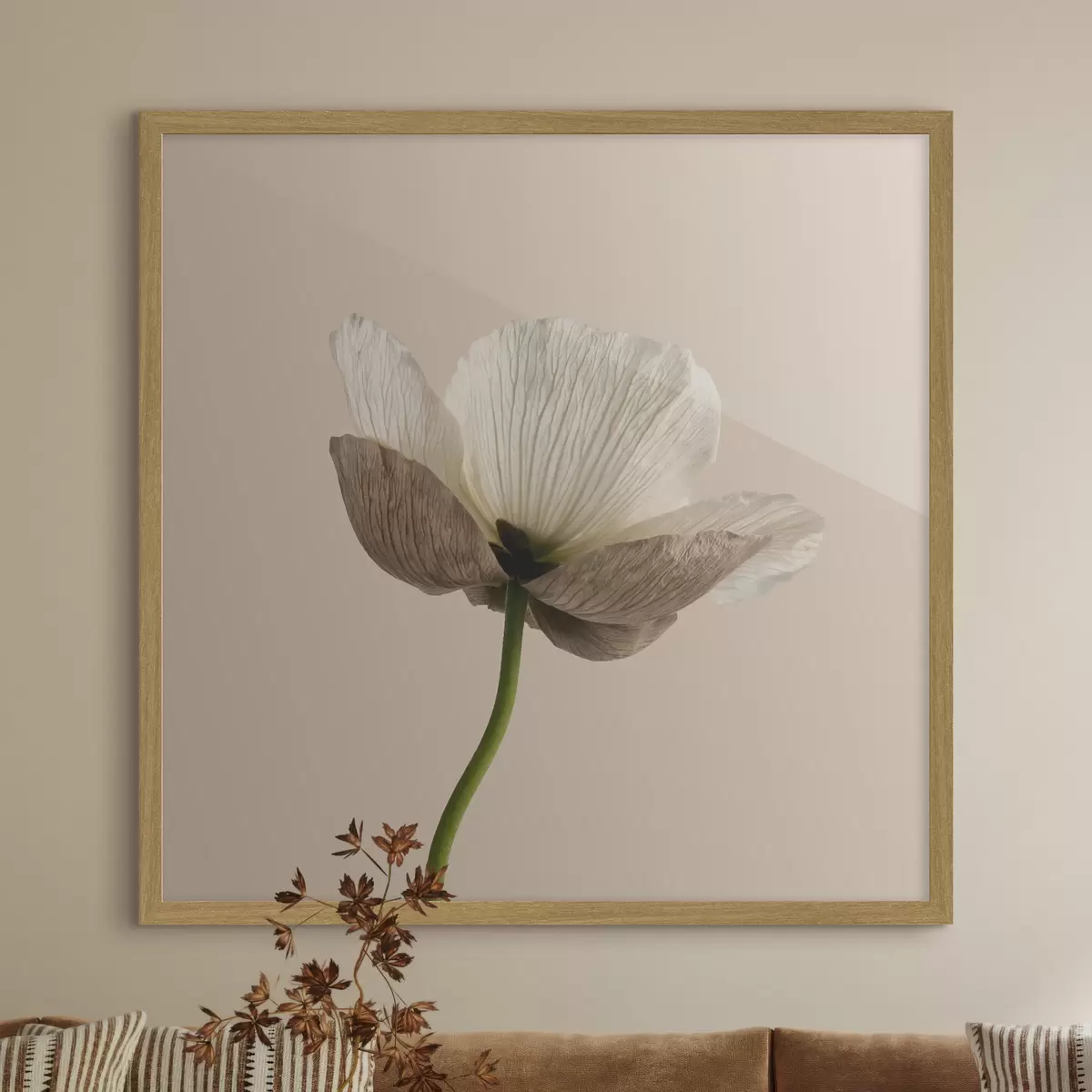 Poster Delicato fiore dai petali traslucidi su sfondo beige, in stile minimalista f49718
