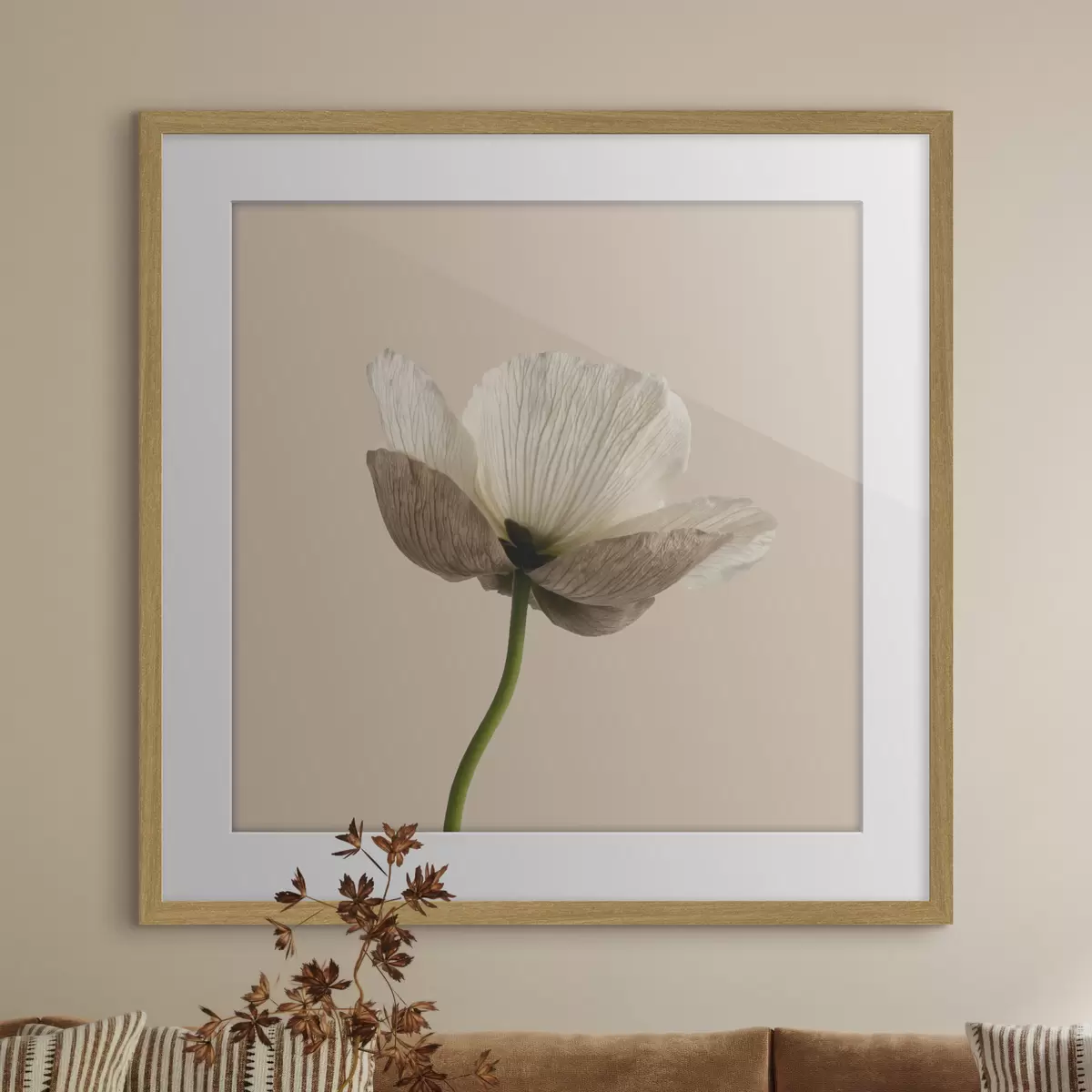 Poster Delicato fiore dai petali traslucidi su sfondo beige, in stile minimalista f49718