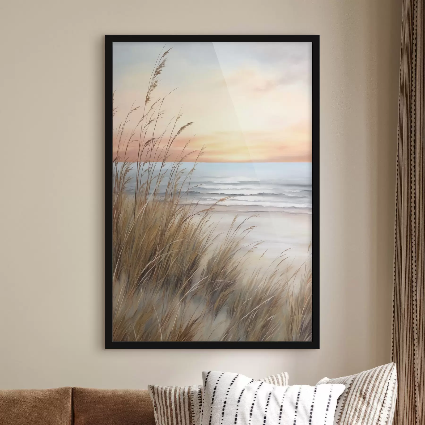 carta da parati Erba alta e secca in primo piano, con una spiaggia e l'oceano; un tramonto dai colori tenui e pastello nr. f50210