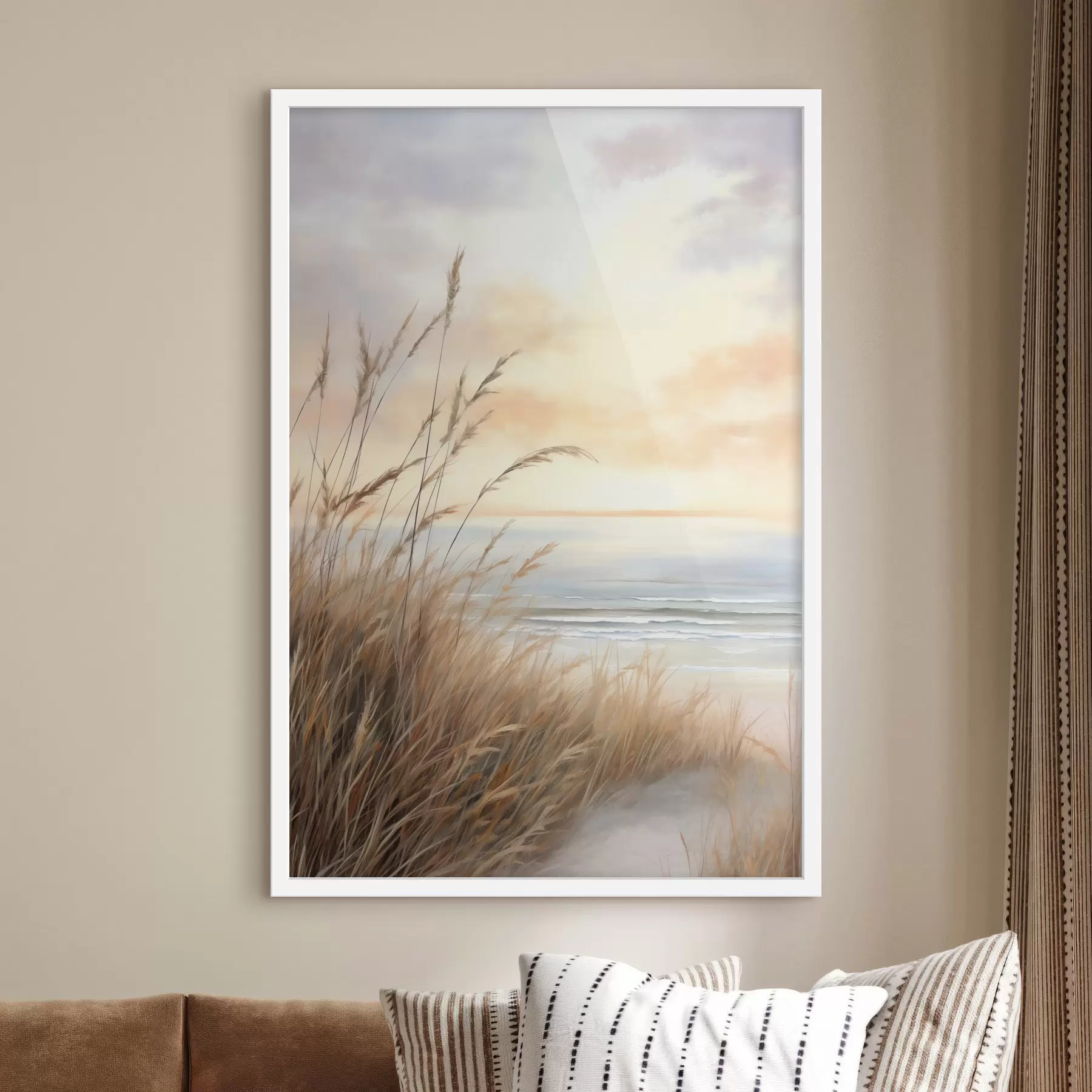 carta da parati Erba alta e secca in primo piano, con una spiaggia e l'oceano; un tramonto dai colori tenui e pastello nr. f50211