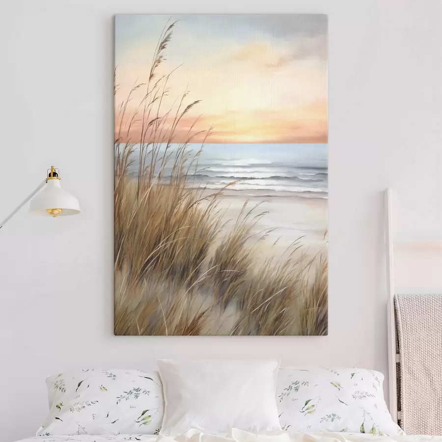 carta da parati Erba alta e secca in primo piano, con una spiaggia e l'oceano; un tramonto dai colori tenui e pastello nr. s50210