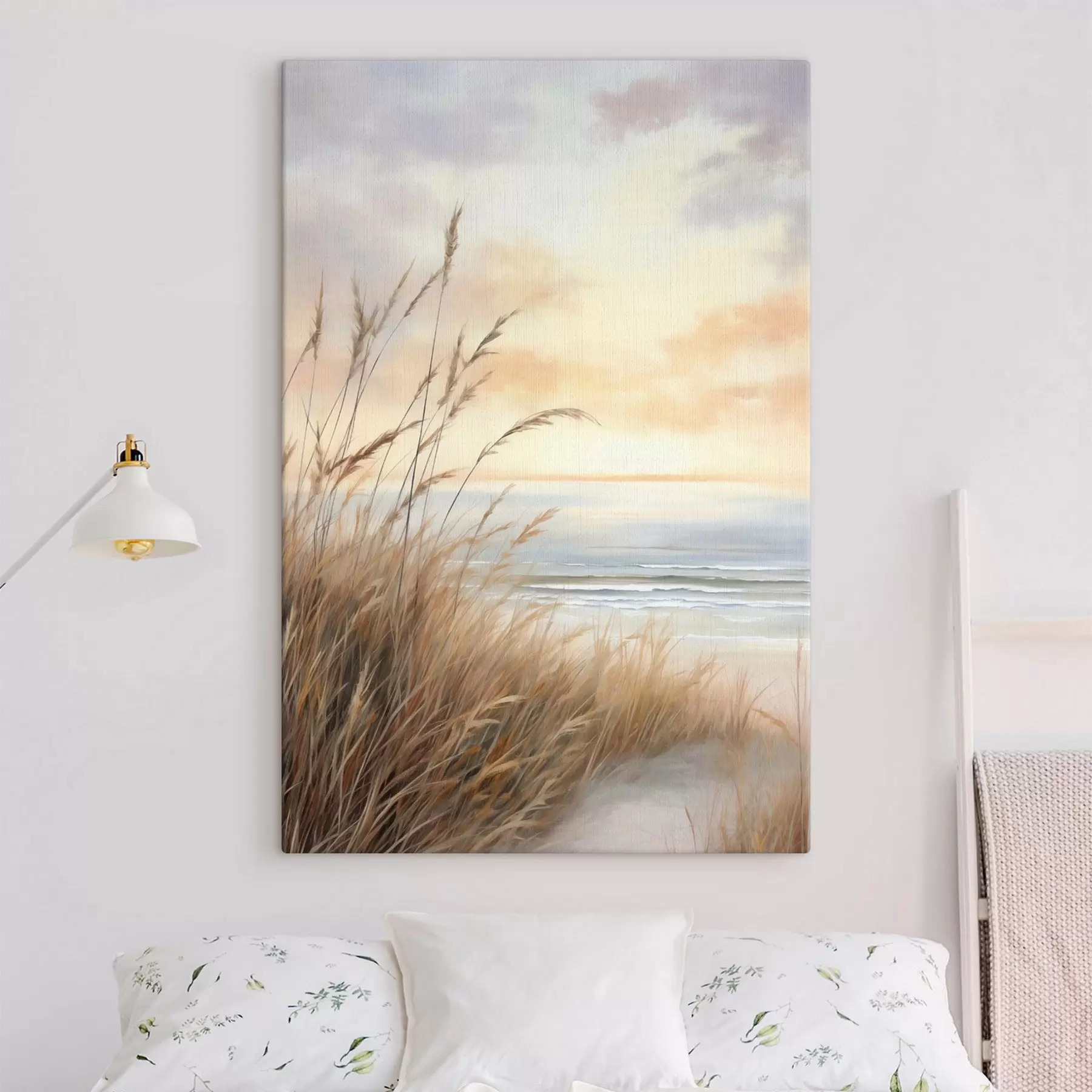 carta da parati Erba alta e secca in primo piano, con una spiaggia e l'oceano; un tramonto dai colori tenui e pastello nr. s50211