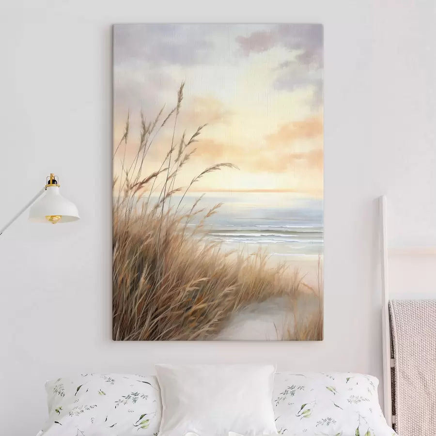 carta da parati Erba alta e secca in primo piano, con una spiaggia e l'oceano; un tramonto dai colori tenui e pastello nr. s50211