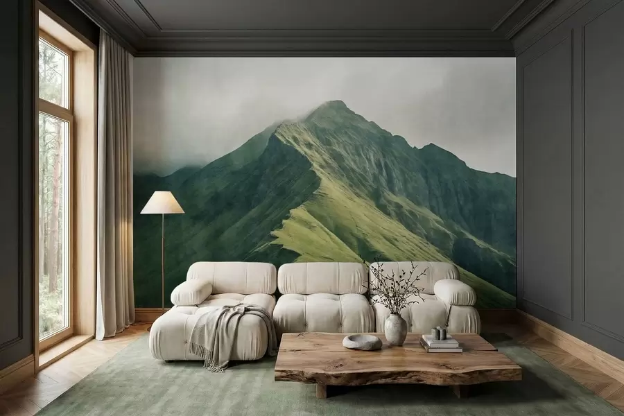 Carta da parati nature Malachite di montagna con pendii verdi e una vetta avvolta da una leggera nebbia 