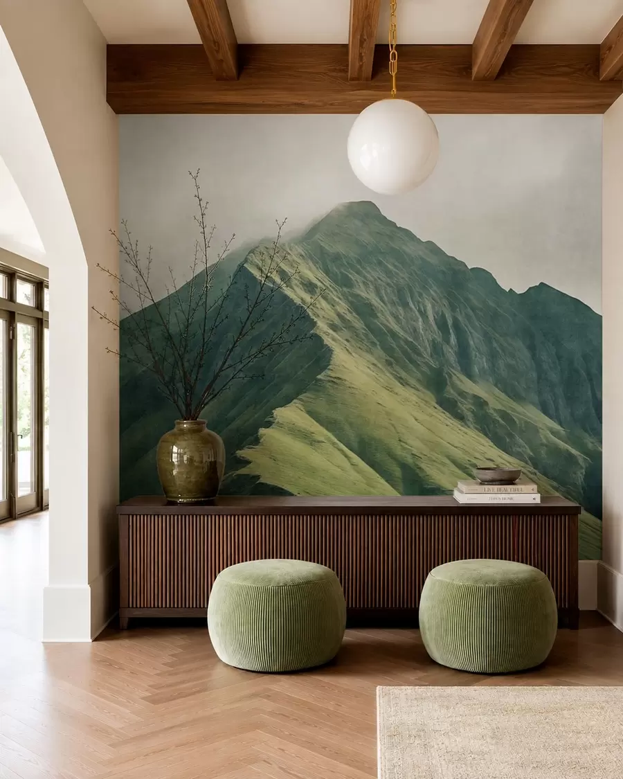 Carta da parati nature Malachite di montagna con pendii verdi e una vetta avvolta da una leggera nebbia 