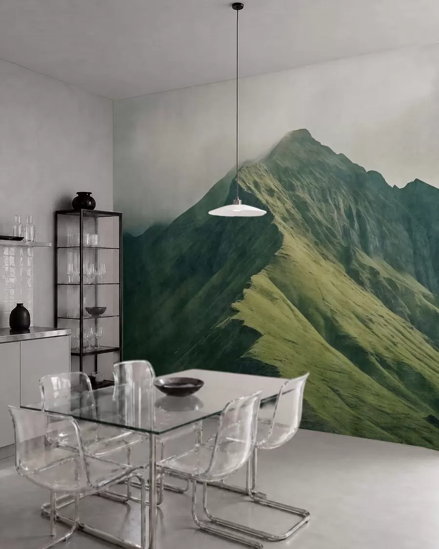 Carta da parati nature Malachite di montagna con pendii verdi e una vetta avvolta da una leggera nebbia 