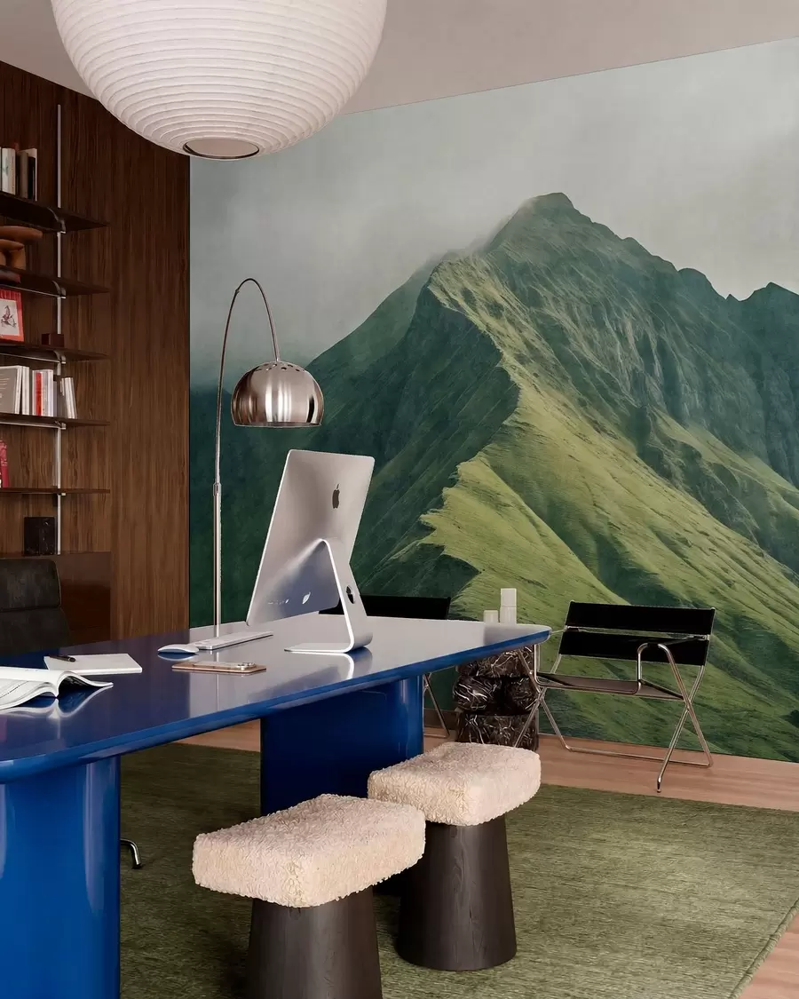 Carta da parati nature Malachite di montagna con pendii verdi e una vetta avvolta da una leggera nebbia 