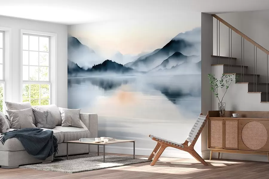 Carta da parati nature Un lago con alle spalle montagne avvolte nella nebbia, in stile acquerello 