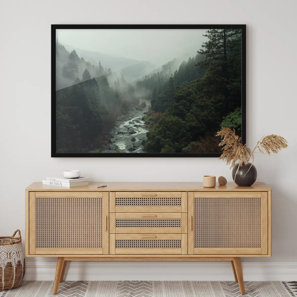 Poster Foresta nebbiosa vicino al fiume che scorre f33760