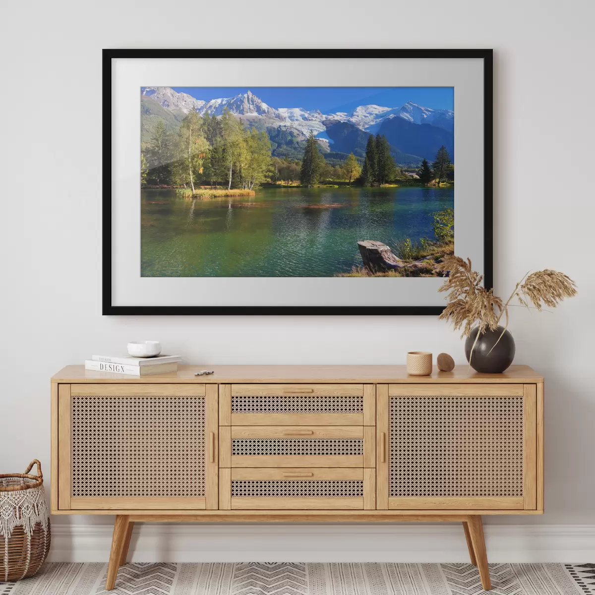 Poster Lago tranquillo circondato da montagne maestose f08443
