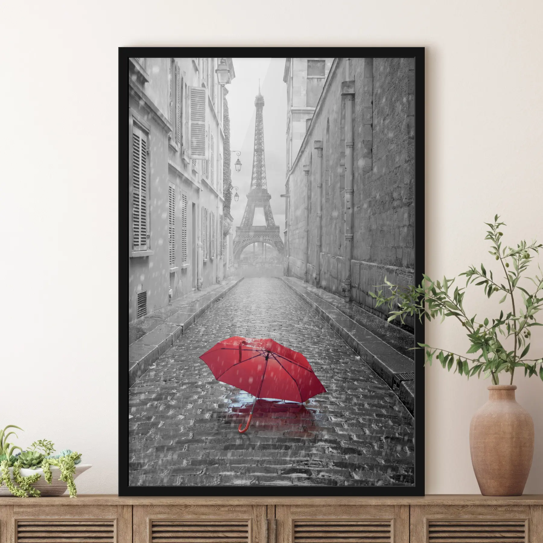 carta da parati Ombrello rosso su strada acciottolata e bagnata nr. f33713