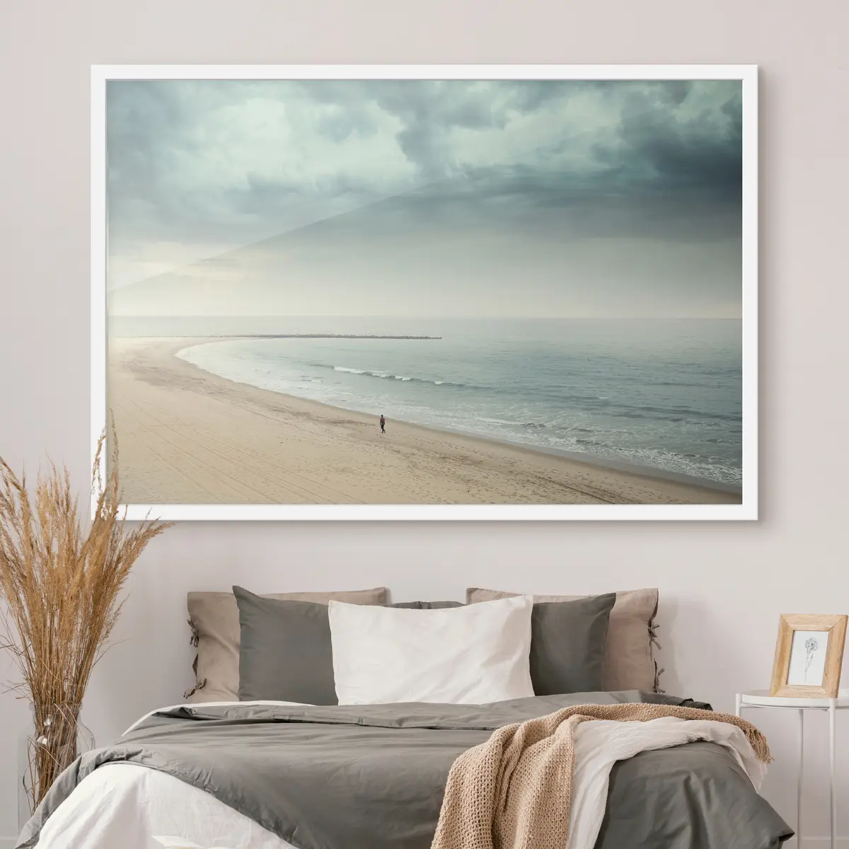 Poster Figura solitaria che cammina lungo la spiaggia f37470