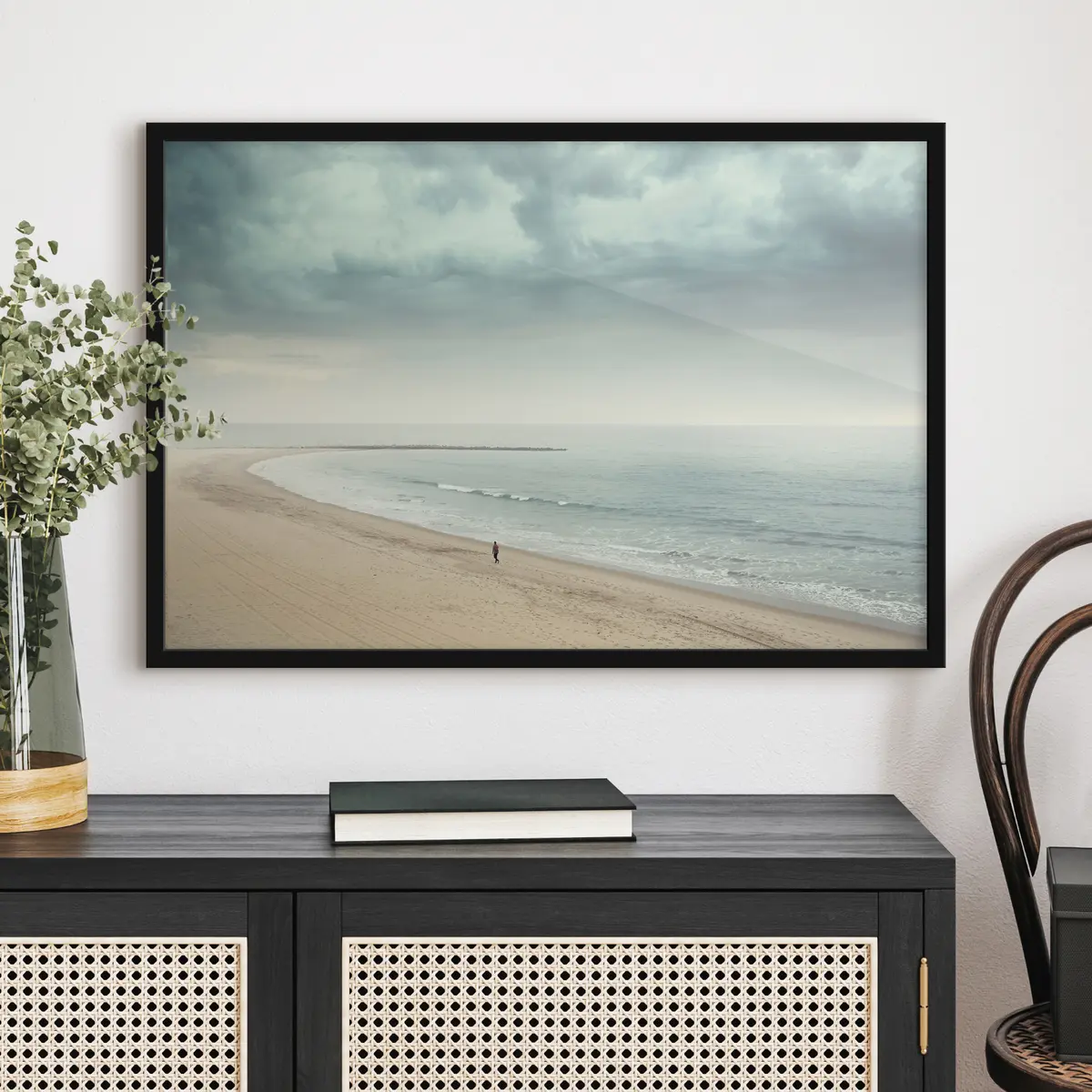 Poster Figura solitaria che cammina lungo la spiaggia f37470